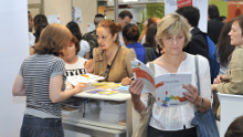 Visiteurs dans un salon