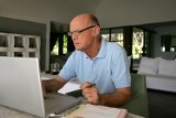 Personne travaillant sur un ordinateur portable