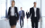 Personnes marchant dans un couloir