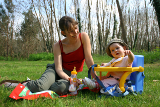 Une m&egrave;re jouant avec son enfant sur une pelouse