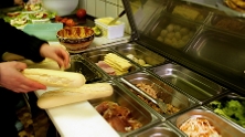 Self service dans une caf&eacute;t&eacute;ria