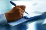 Une main tenant un stylo sur un carnet