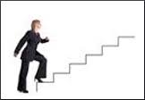 Une femme gravissant un escalier