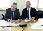 Les deux directeurs signent la convention