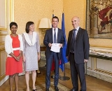 La photo de la remise du rapport