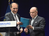 Photo de la remise du rapport au Premier ministre