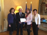 Photo de la c&eacute;r&eacute;monie de remise du rapport