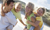 Un couple avec deux enfants