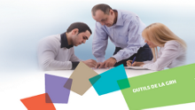 3 personnes autour d'un plan de travail