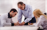 Trois personnes au travail