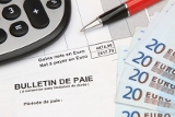 Un bulletin de paie et des billets de 20 euros