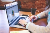 Une personne en train de taper sur un clavier d'ordinateur portable